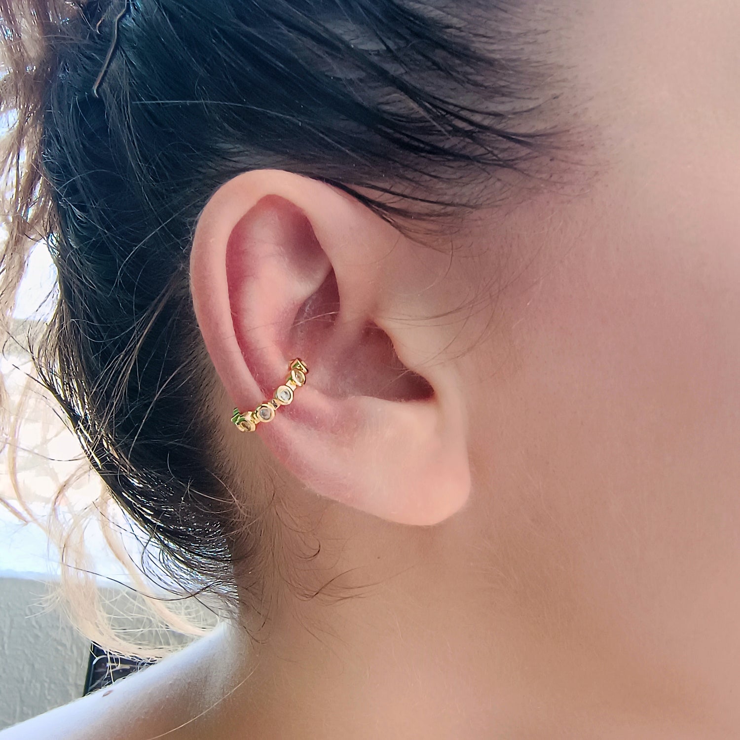 Cuff con Circones Blancos - Baño de Oro 18Kt