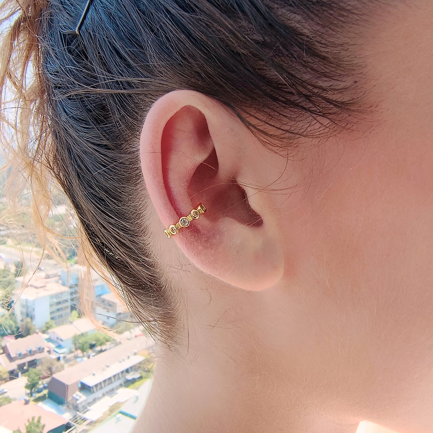 Cuff con Circones Blancos - Baño de Oro 18Kt