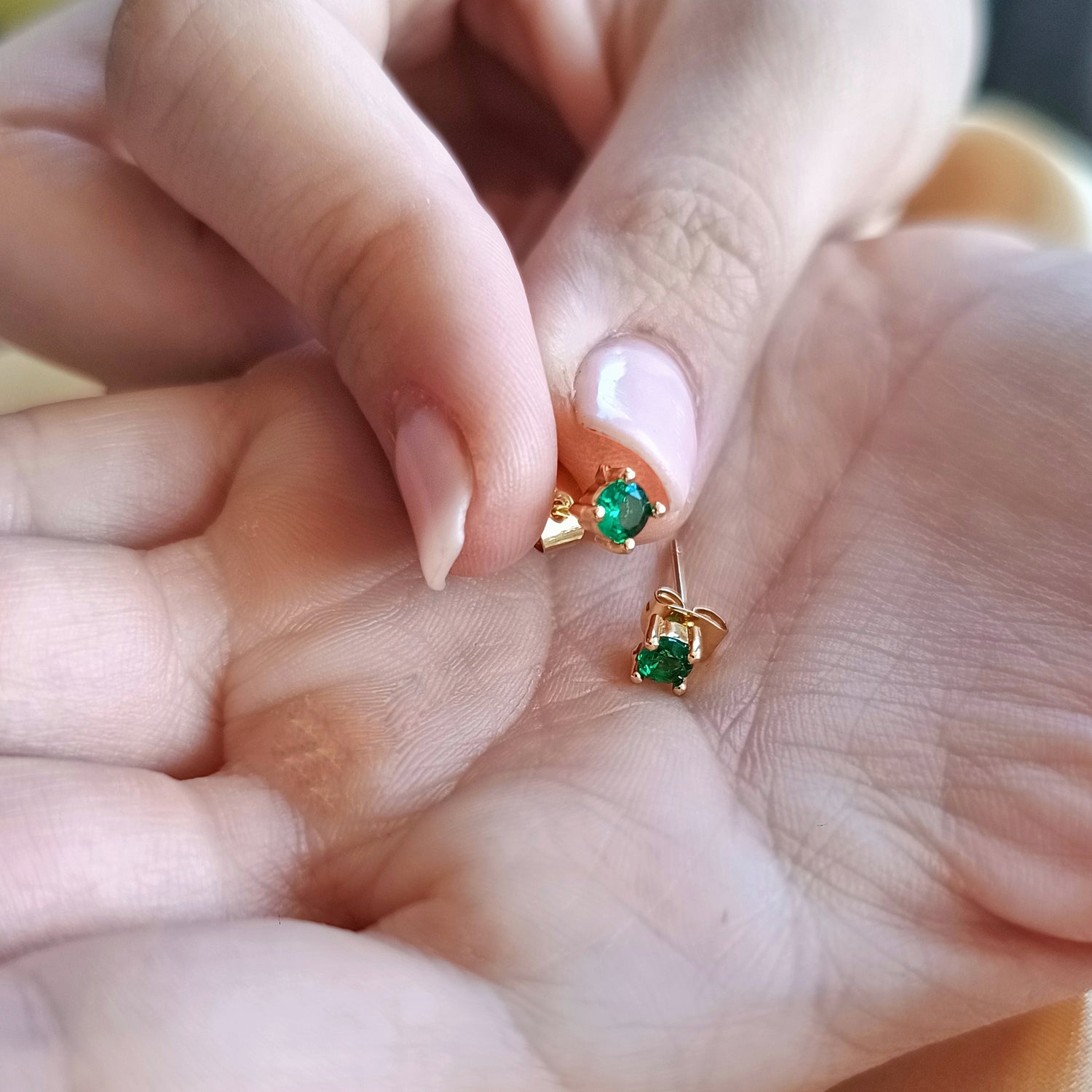 Aros Punto Circón Esmeralda - Baño de Oro 18Kt