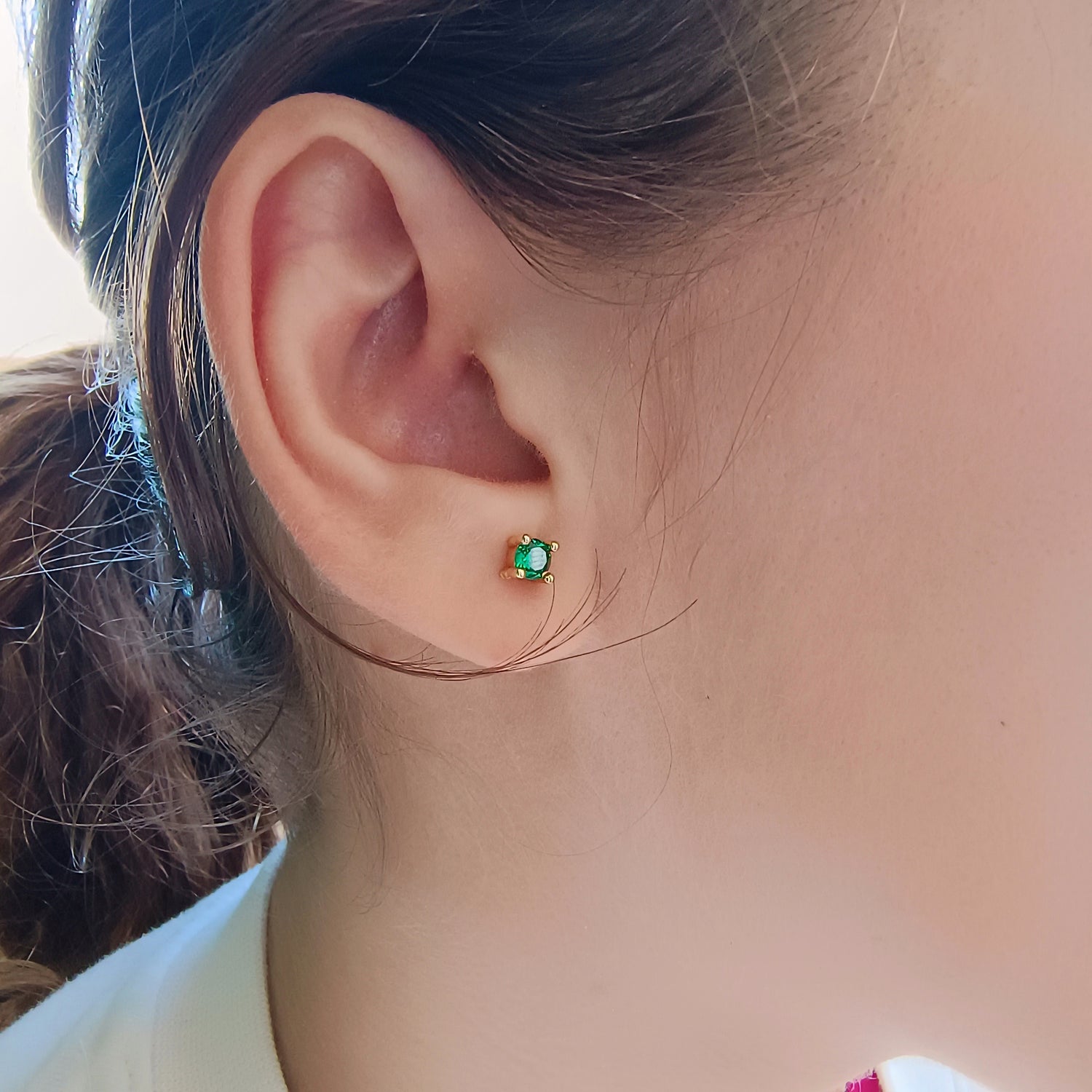 Aros Punto Circón Esmeralda - Baño de Oro 18Kt