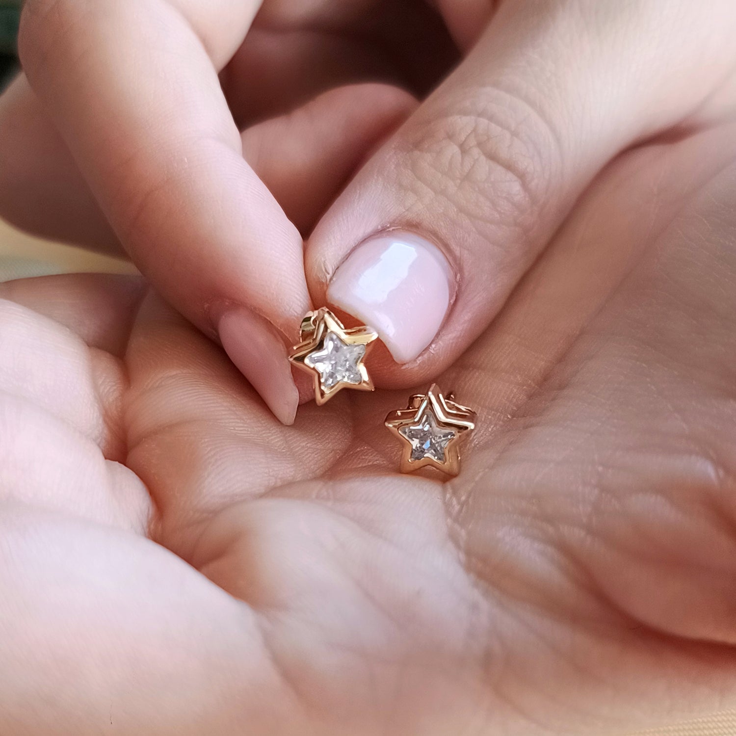 Aros Punto Estrella Circón Blanco - Baño de Oro 18Kt