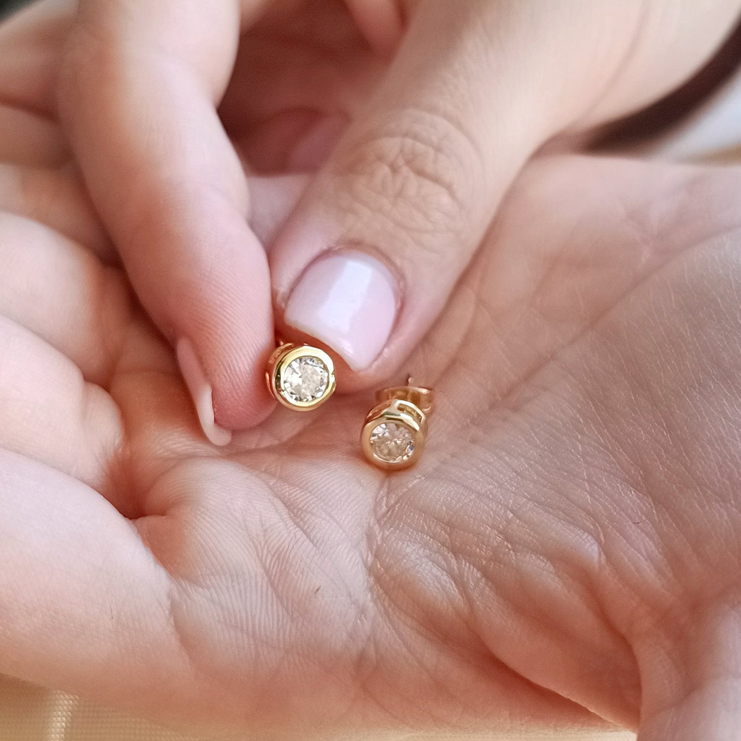 Aros Punto de Luz Blanco - Baño de Oro 18Kt y Circón