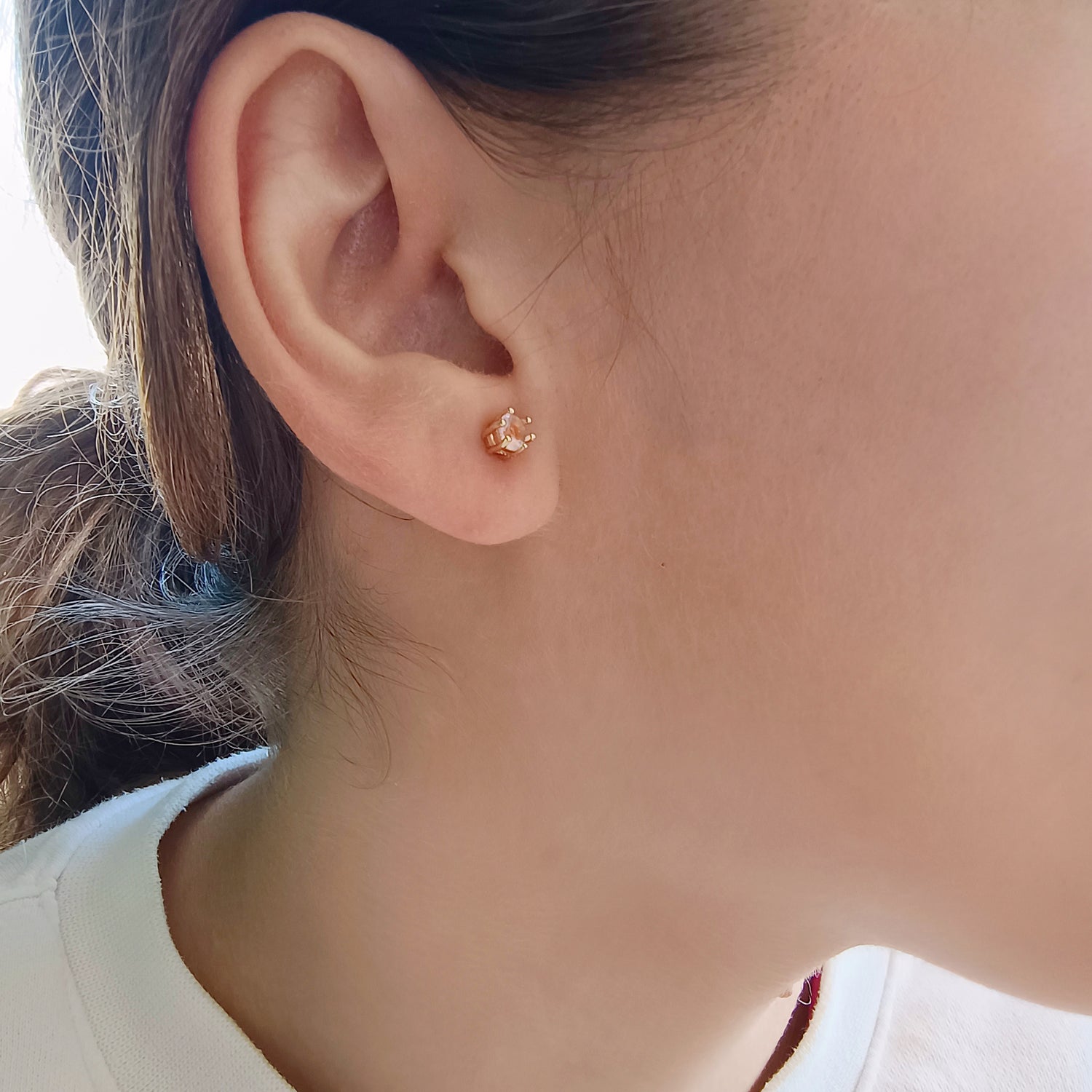 Aros Punto de Circón Rosado - Baño de Oro 18Kt