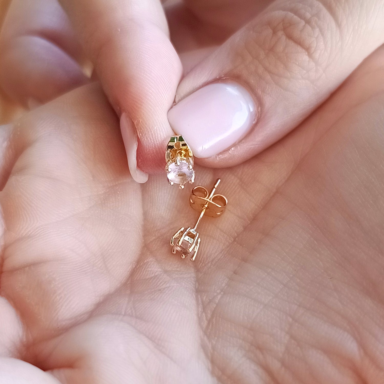 Aros Punto de Circón Rosado - Baño de Oro 18Kt