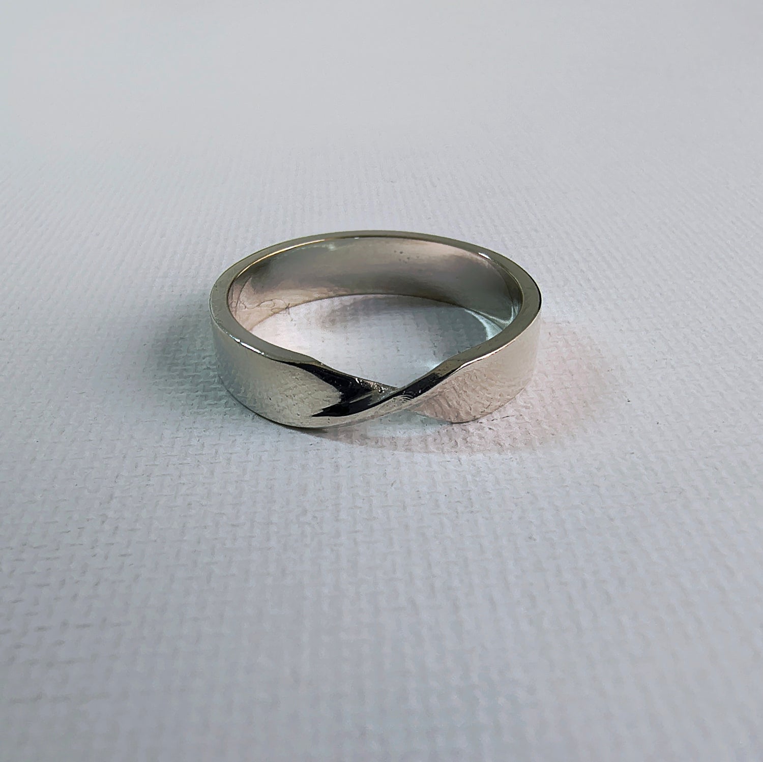 Anillo Mobius 4mm - Fabricación Propia
