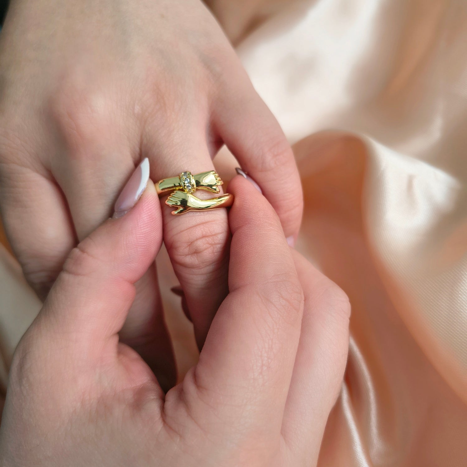 Anillo Abrazo - Medida Ajustable - Baño de Oro 18Kt y Circones