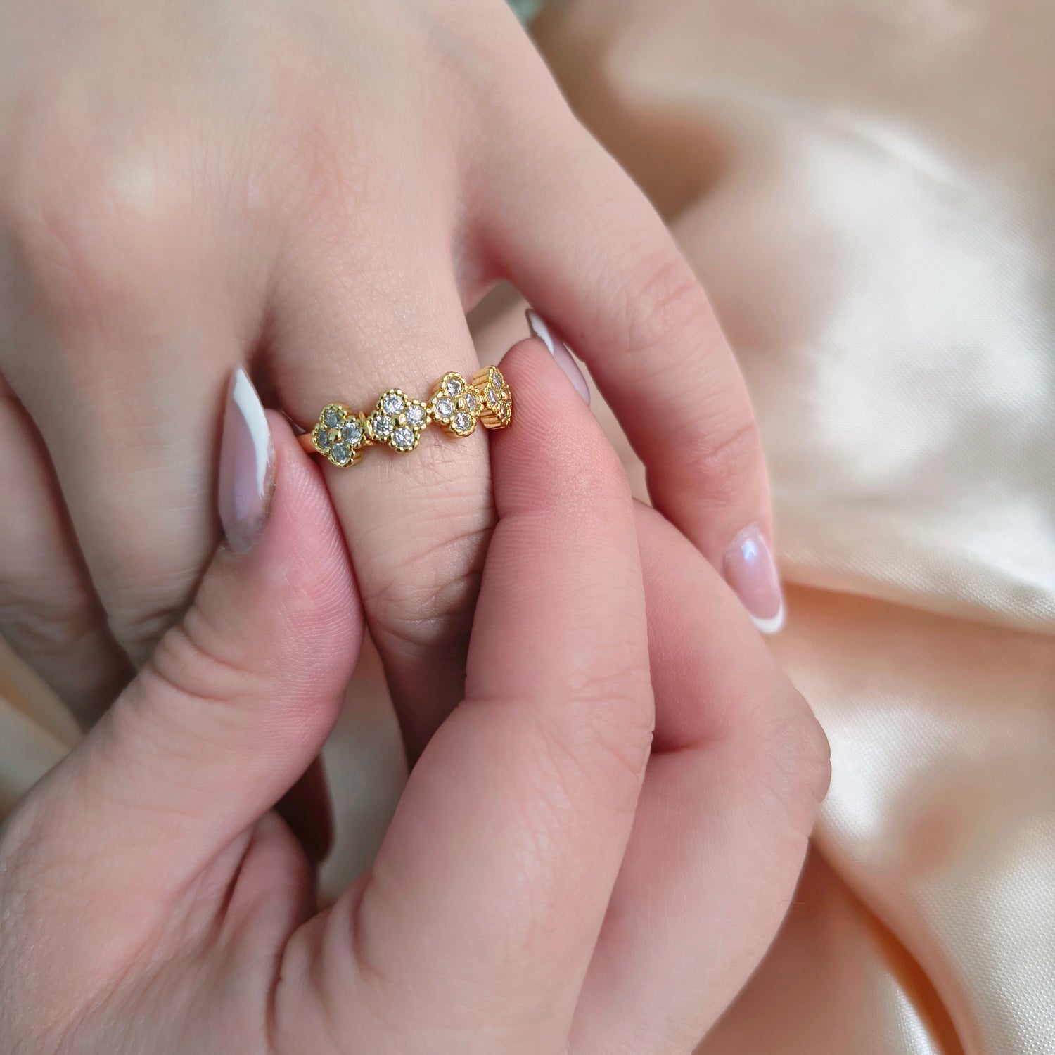 Anillo 4 Tréboles - Medida Ajustable - Baño de Oro 18Kt y Circones