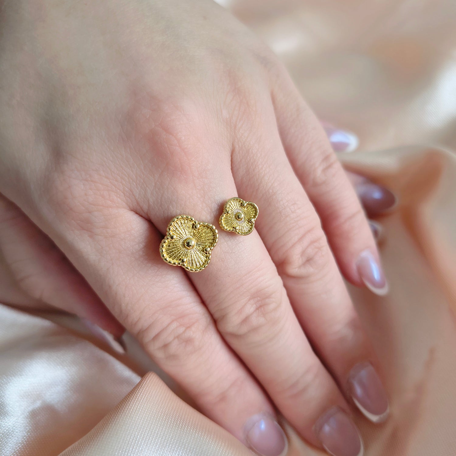 Anillo 2 Tréboles - Medida Ajustable - Baño de Oro 18Kt