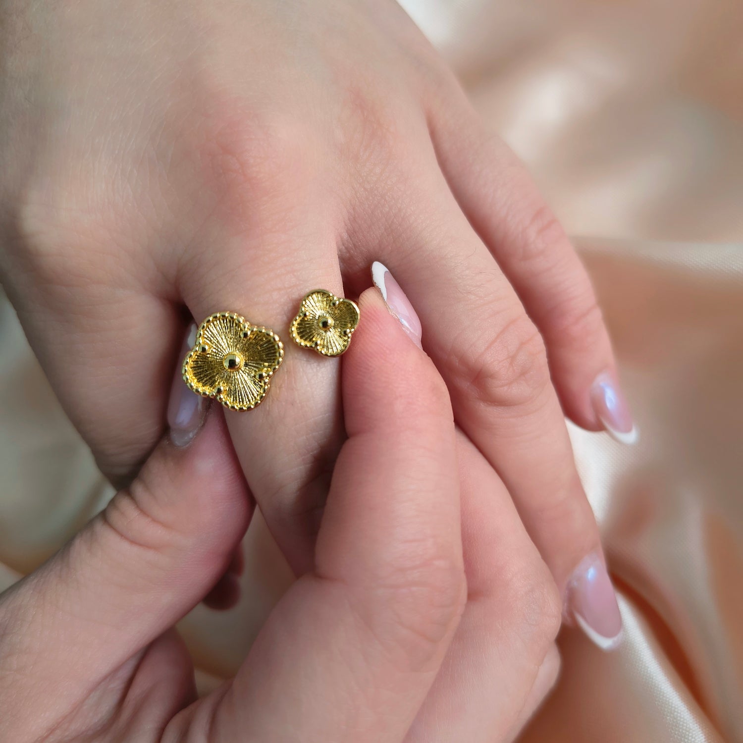 Anillo 2 Tréboles - Medida Ajustable - Baño de Oro 18Kt