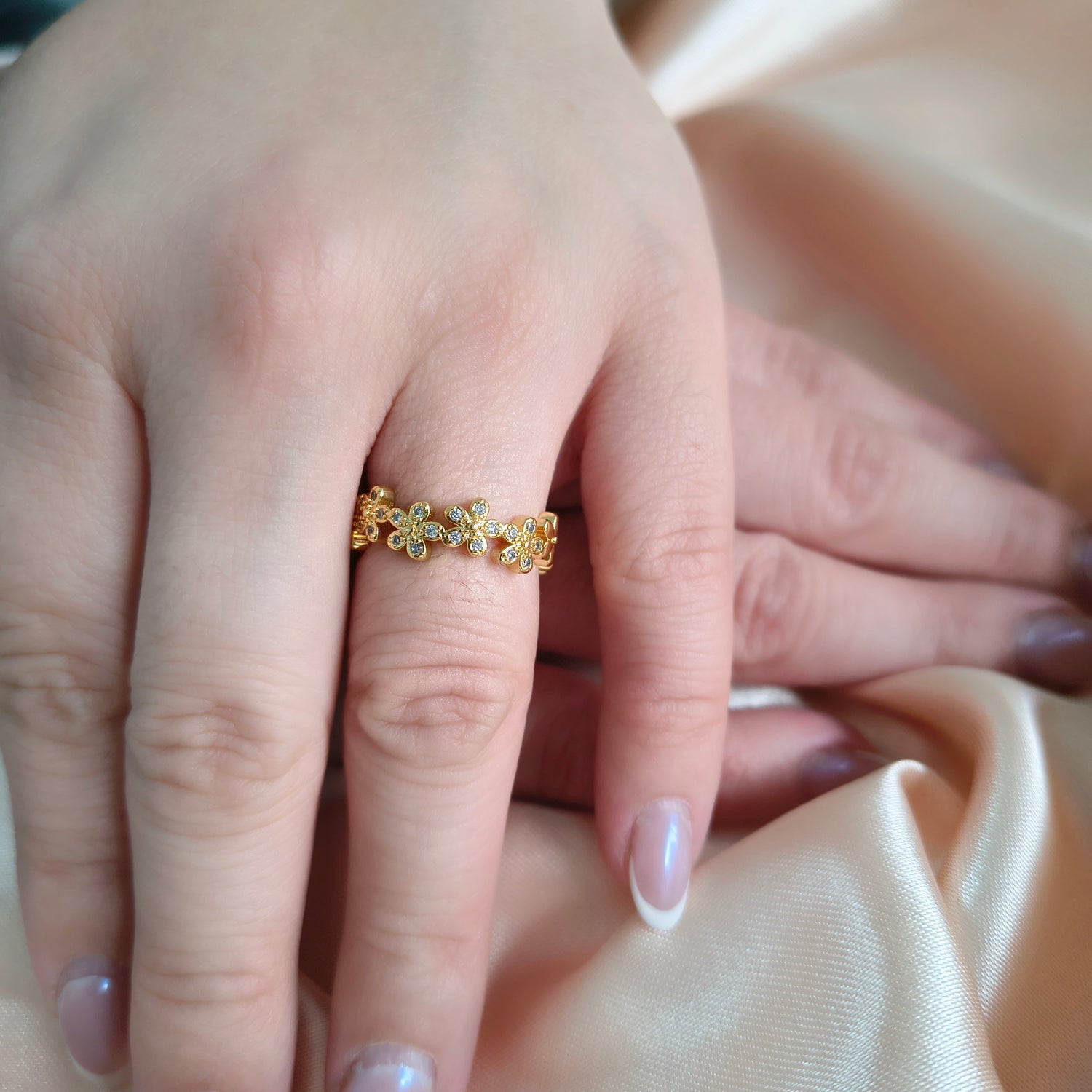 Anillo Flores Completo - Medida Ajustable - Baño de Oro 18Kt y Circones