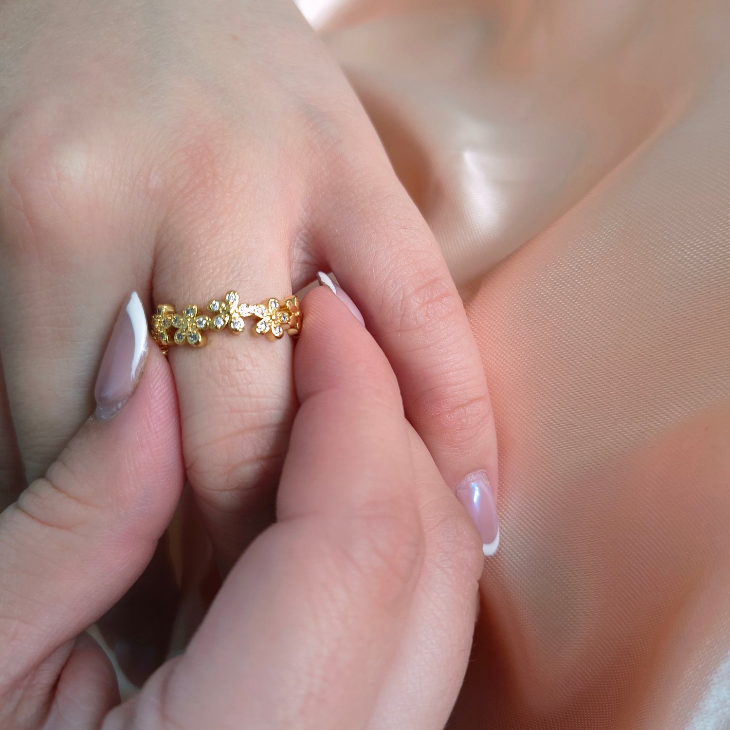 Anillo Flores Completo - Medida Ajustable - Baño de Oro 18Kt y Circones