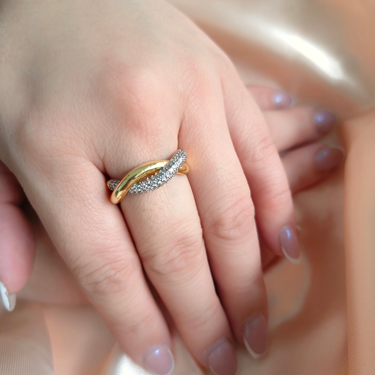 Anillo Circón Trenzado - Medida Ajustable - Baño de Oro 18Kt y Circones