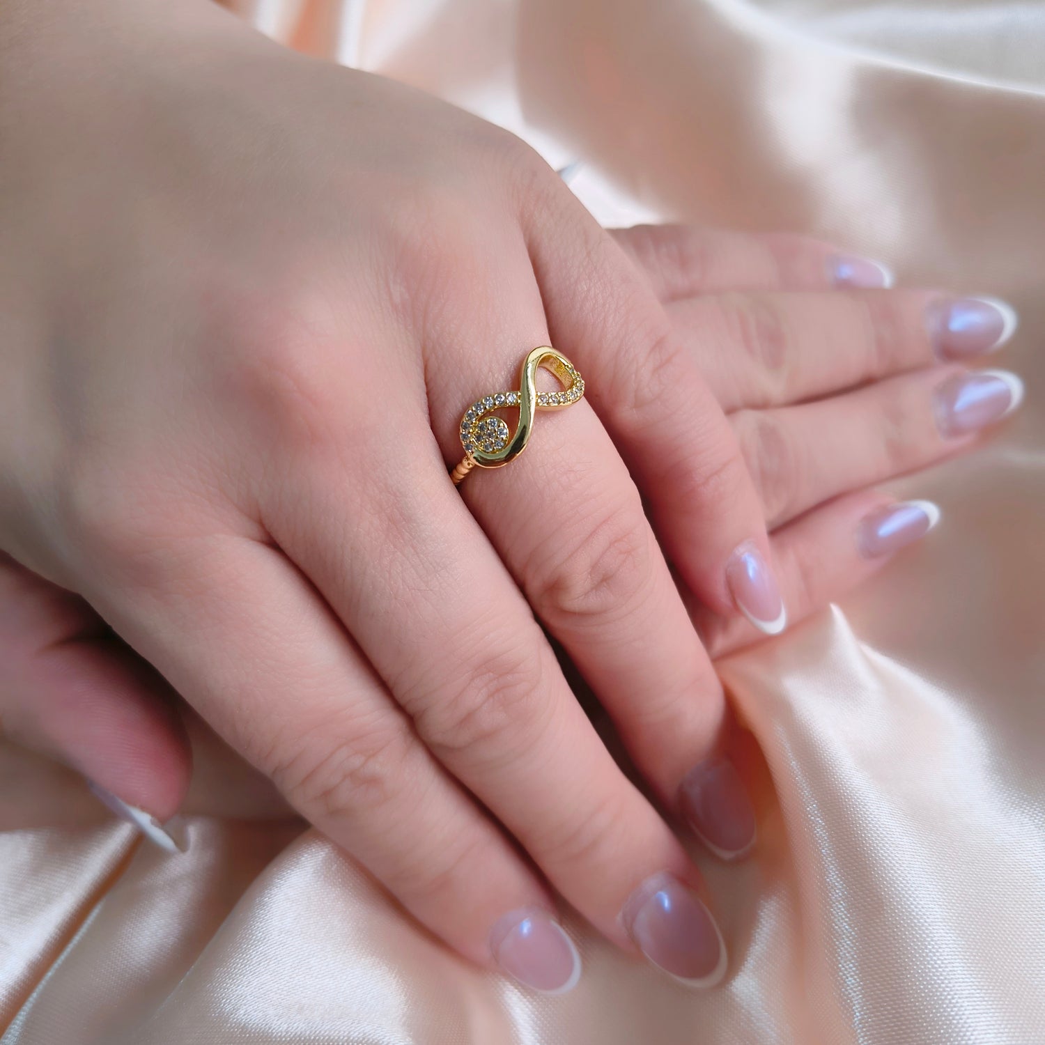 Anillo Infinito Mediano - Medida Ajustable - Baño de Oro 18Kt y Circones