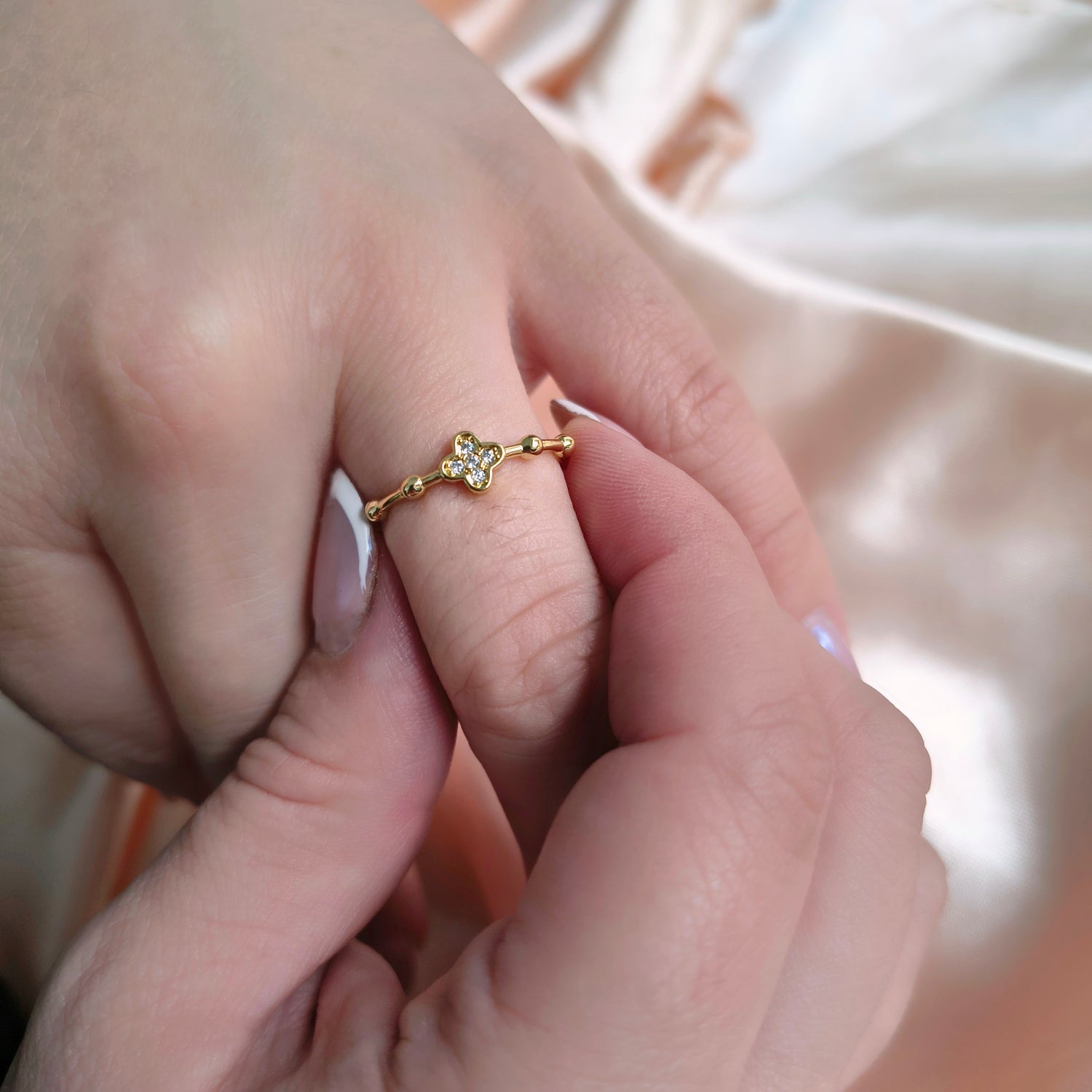 Anillo Trébol y Esferas - Medida Ajustable - Baño de Oro 18Kt y Circones